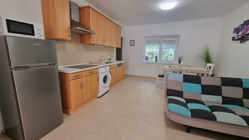 Fully equipped holiday apartment with terrace & garden - Image 1