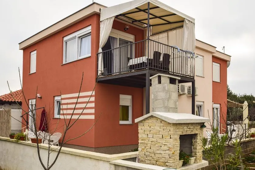 Apartamento vacacional con barbacoa, jardín y terraza - Image 1