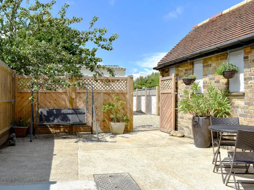 Cottage with garden | River view - Image 1