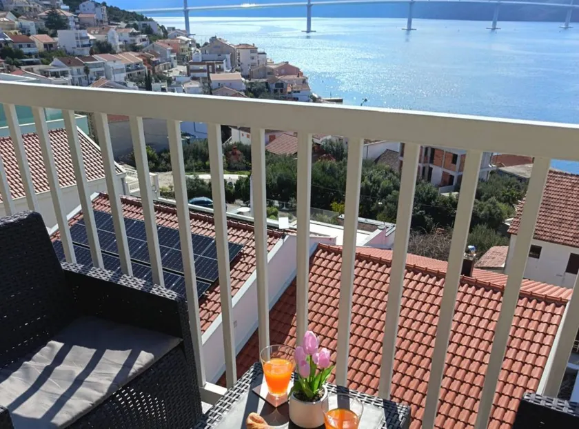 Fully equipped charming holiday apartment with jacuzzi & terrace | Water view - Image 1