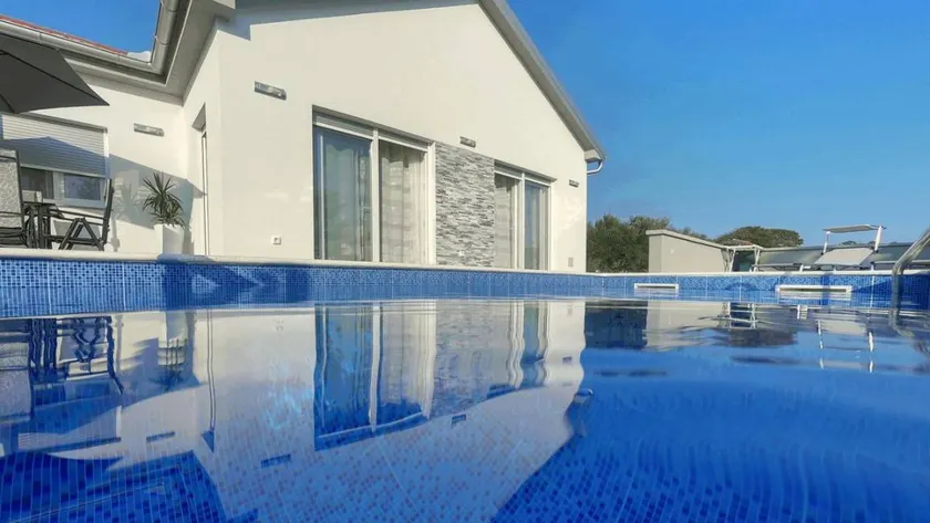 Holiday home with pool, garden & BBQ | Lake view - Image 1