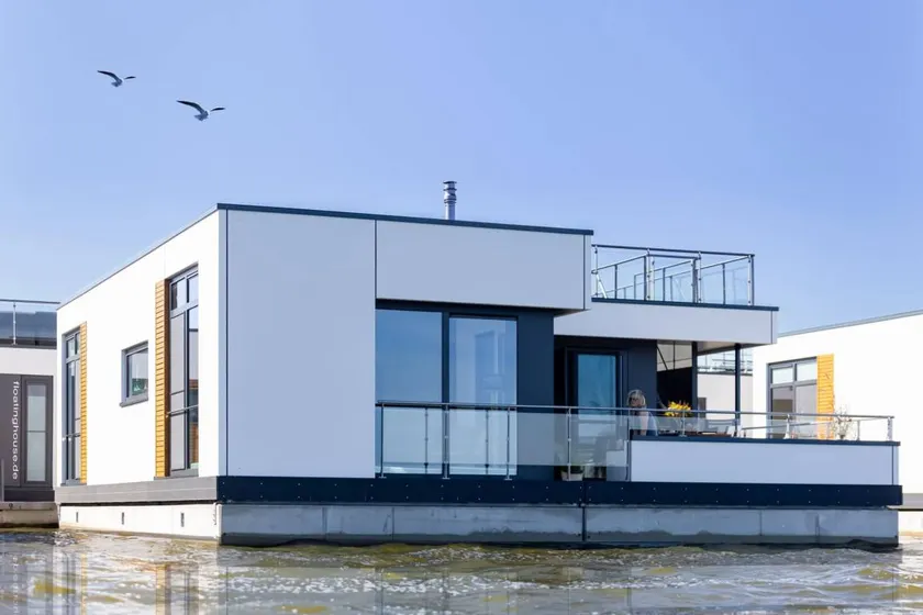 Houseboat with a roof terrace on the Baltic Sea - Image 1