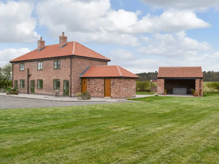 Cottage with hot tub & garden | River view - Image 1