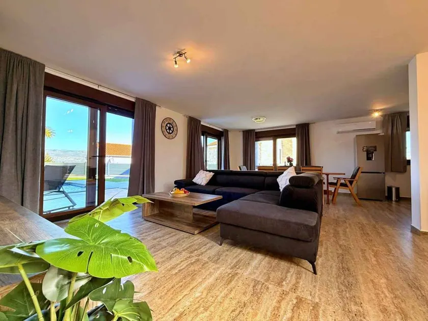 Fully equipped charming villa with terrace, hot tub & private pool - Image 1