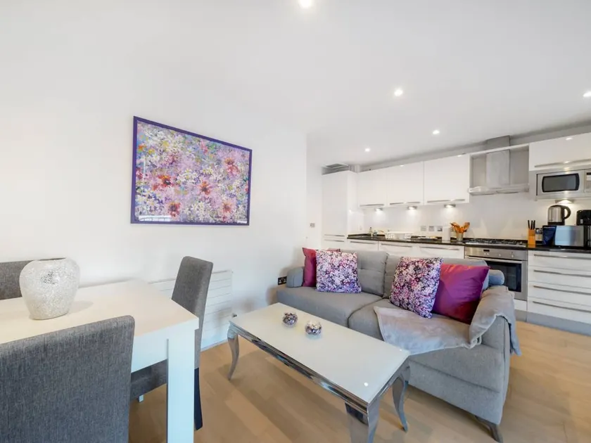 Voll ausgestattetes Apartment mit schnellem Internet | Stadtblick - Image 1