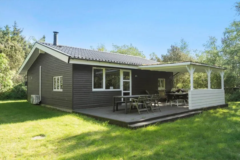 Holiday home with terrace & barbecue - Image 1
