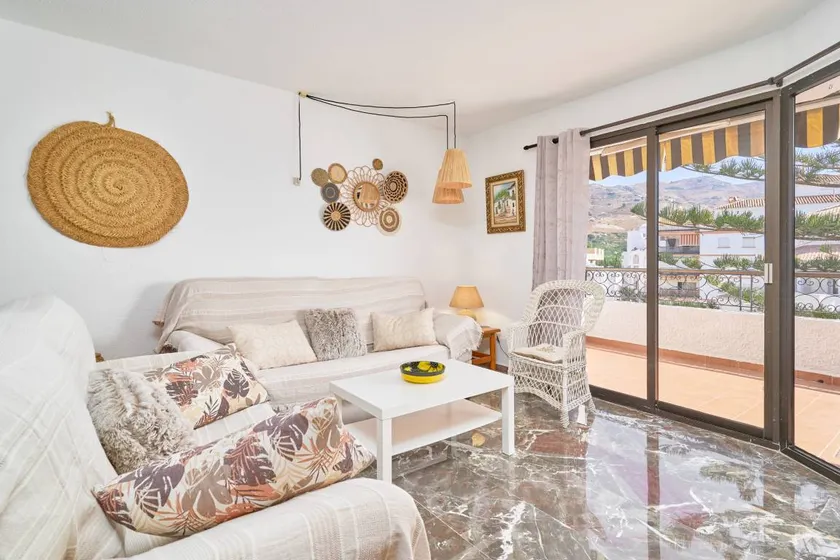 Merveilleux appartement entièrement équipé avec terrasse et internet haut débit | Vue montagne | Plage à proximité | Avec animaux admis - Image 1