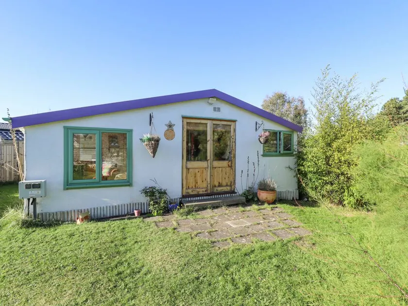 Family-friendly cottage with garden & barbecue | Beach view | Pets allowed - Image 1