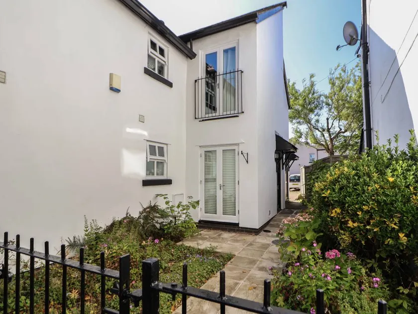 Family-friendly cottage with garden - Image 1