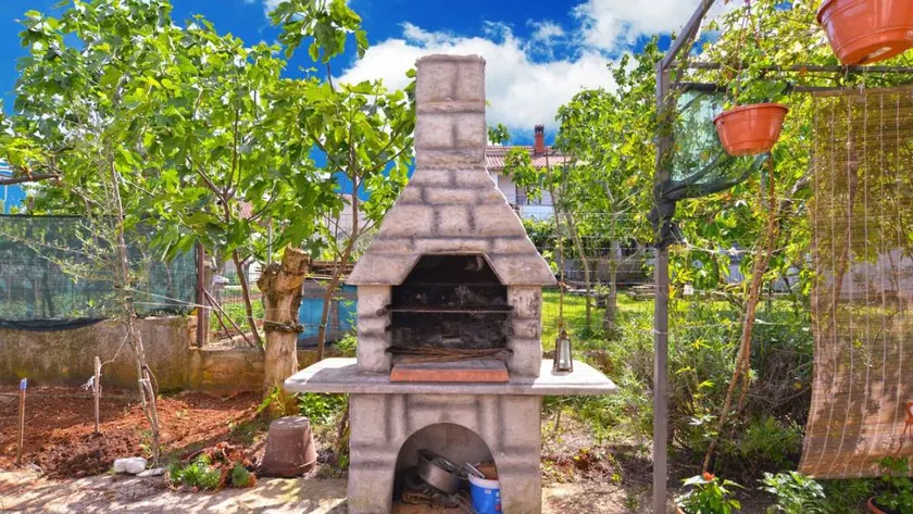 Holiday apartment with barbecue, garden & terrace - Image 1