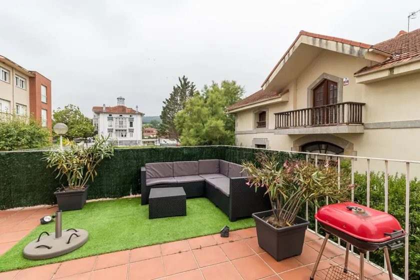 Apartment 'Gama' with Private Terrace, Balcony and Wi-Fi - Image 1