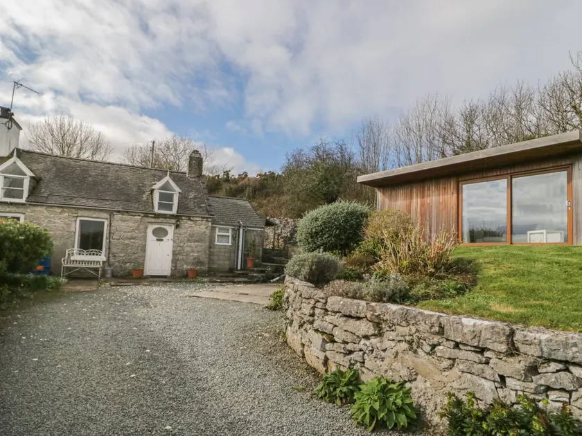 Cottage with garden - Image 1