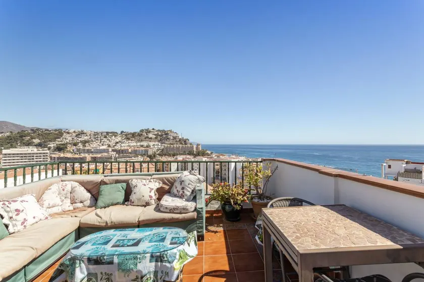 House with terrace, barbeque & garden - Image 1