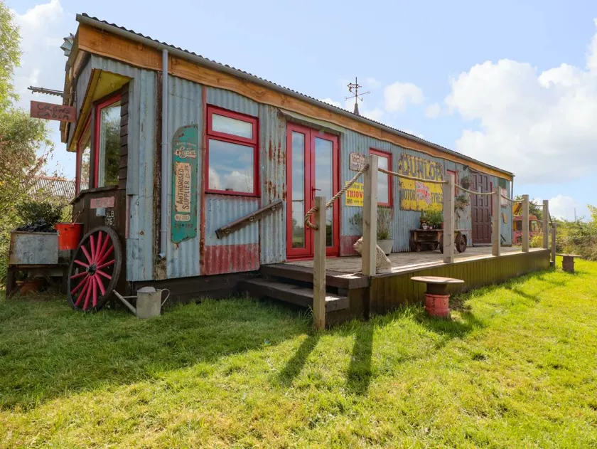 Cottage with garden - Image 1
