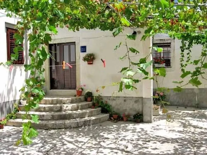 Nice house with barbeque & garden - Image 1