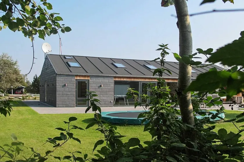 Fully equipped spacious holiday home with garden, sauna & jacuzzi - Image 1