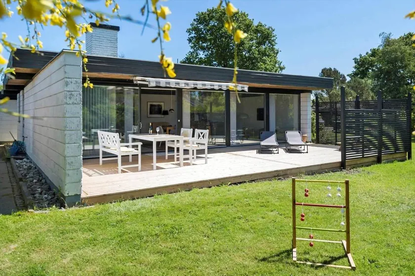 Holiday home with barbeque & terrace - Image 1