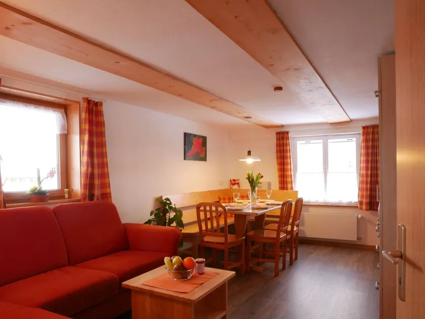 Ferienwohnung 'Rose' mit Gemeinschaftsgarten, Balkon und Wi-Fi - Image 1