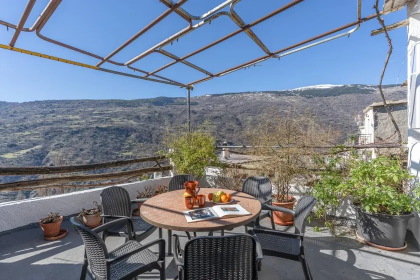 Casa El Portón, Bubión: Vistas a la montaña, terraza privada y Wi-Fi - Image 1