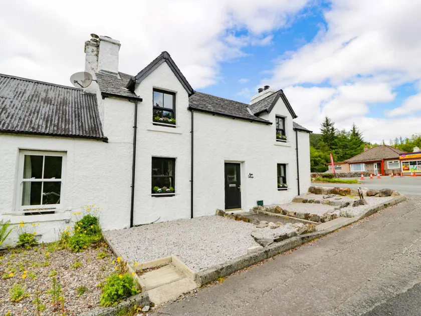 Cottage with garden - Image 1