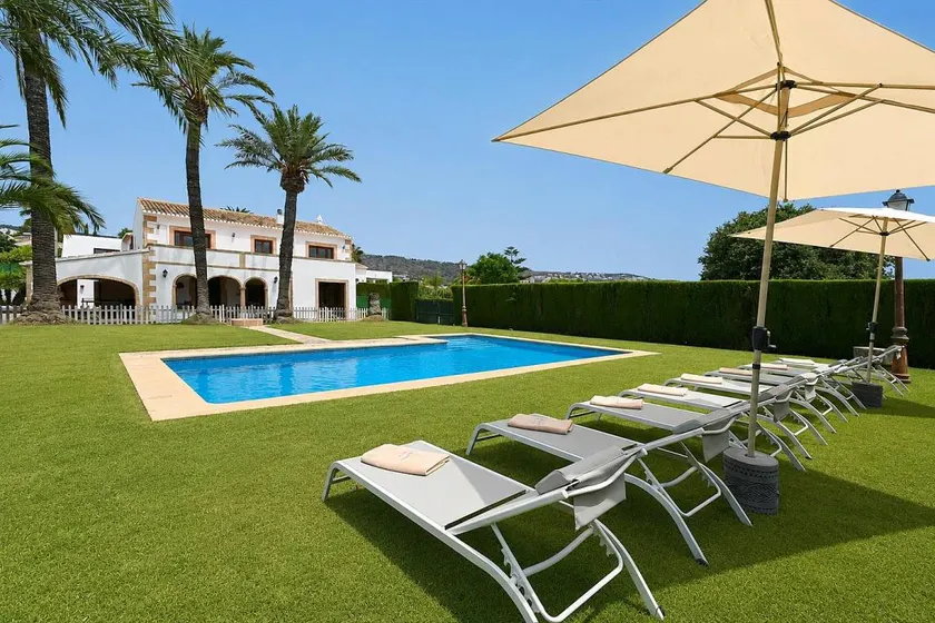 House with pool, garden & BBQ - Image 1