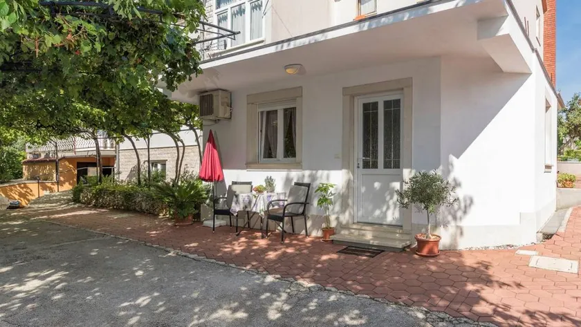Holiday apartment with garden, terrace & BBQ - Image 1
