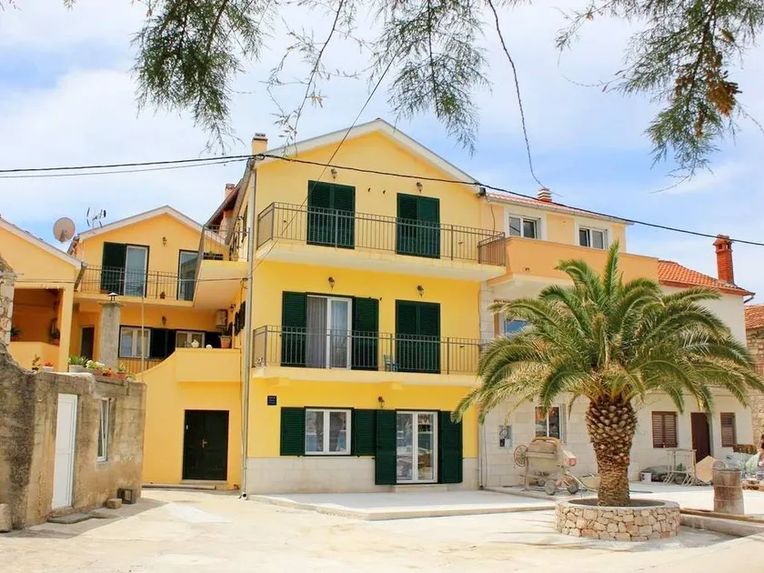 Apartment with terrace & garden - Image 1