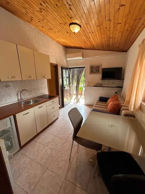Lovely apartment with terrace, barbeque & garden - Image 1