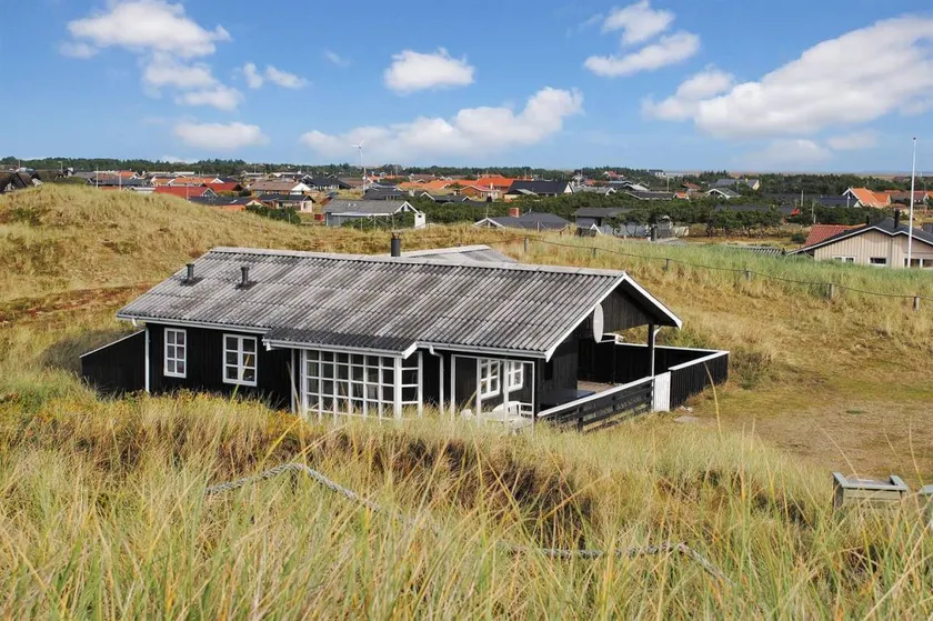 Holiday home with terrace - Image 1