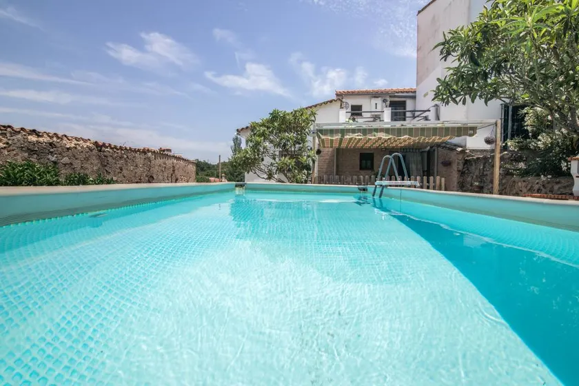 Maison avec terrasse, jardin et piscine privée | Vue montagne - Image 1