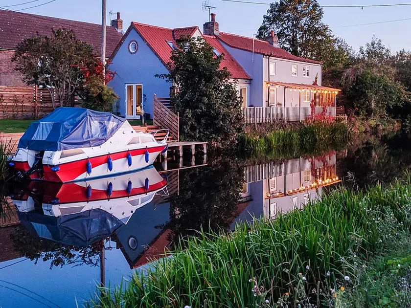 Family-friendly cottage with garden & barbeque | River view - Image 1