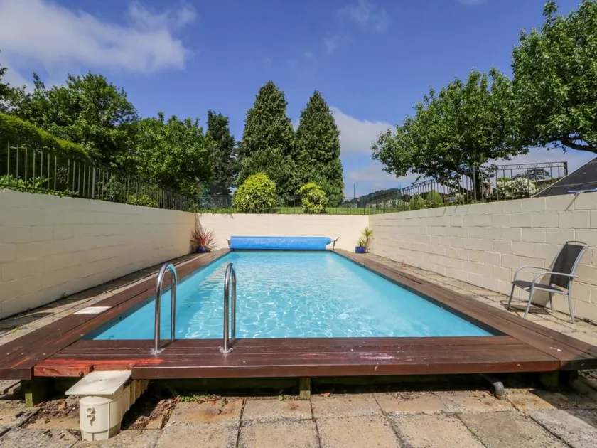 Cottage with garden & pool - Image 1