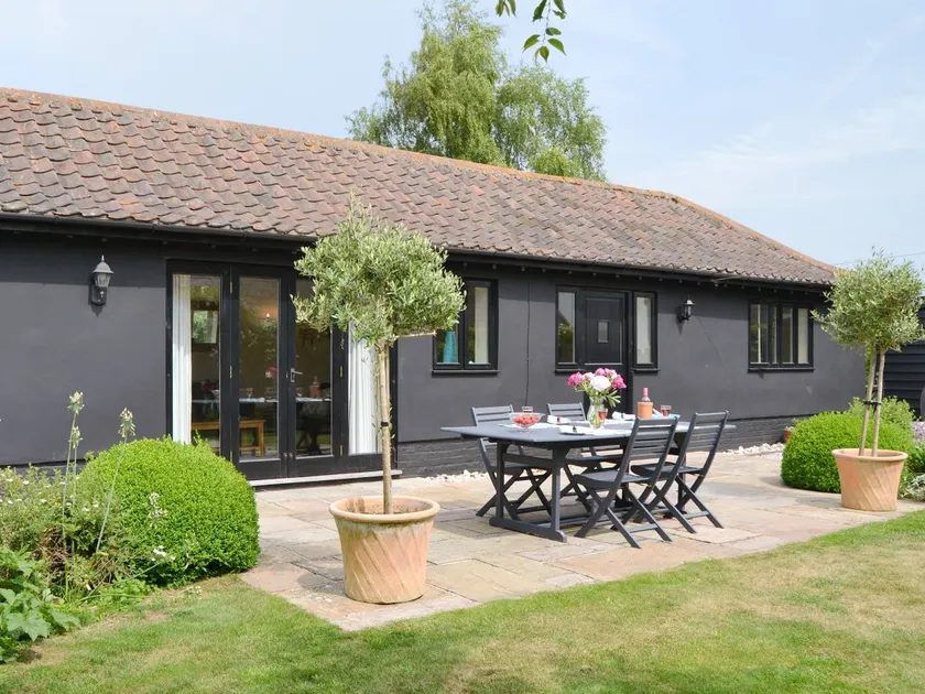 Children-friendly pleasant cottage with BBQ, private pool & garden - Image 1