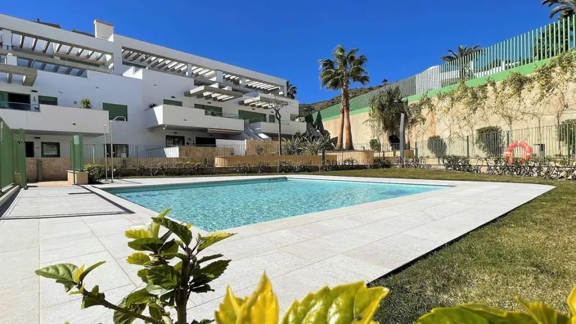 Flat with garden, terrace & pool - Image 1