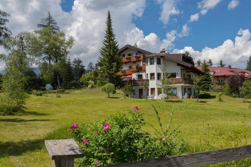 Flat with garden & terrace - Image 1