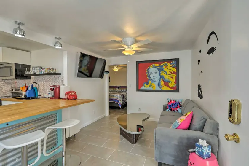 Trendy Apt on Route 66 - Near Standin’ on a Corner - Image 1