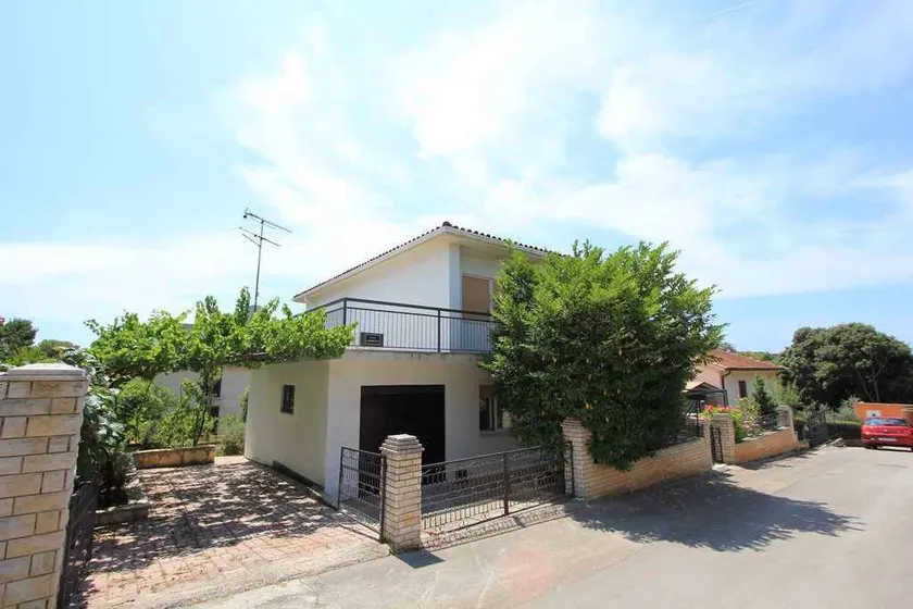 House with BBQ, terrace & garden - Image 1