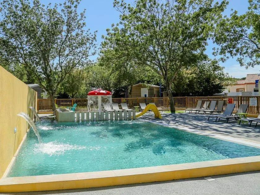 Family-oriented tent with terrace & heated pool - Image 1