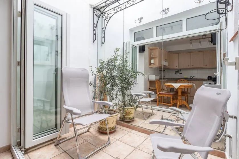 Cozy Apartment with Sunny Patio, Barbecue, Wi-Fi & Air Conditioning - Image 1