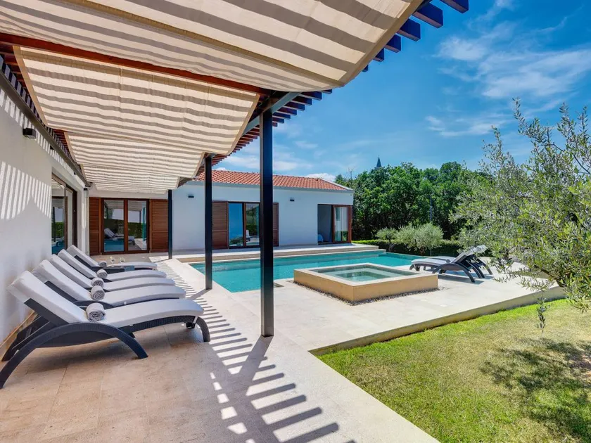 Holiday home with terrace, jacuzzi & barbeque - Image 1