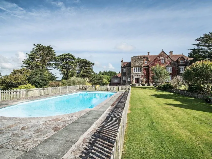 Cottage with pool & garden | Beach view - Image 1