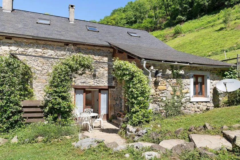 Family-oriented ample cottage with pool, sauna & BBQ | River view | Suitable for remote work | Dogs allowed - Image 1