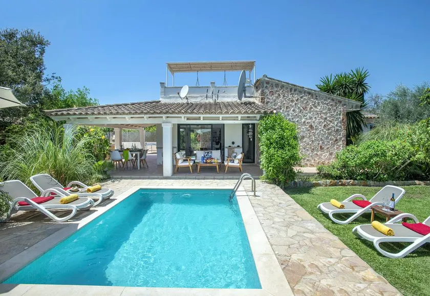 Child-friendly villa with garden, private pool & terrace | Mountain view | Good for workation - Image 1