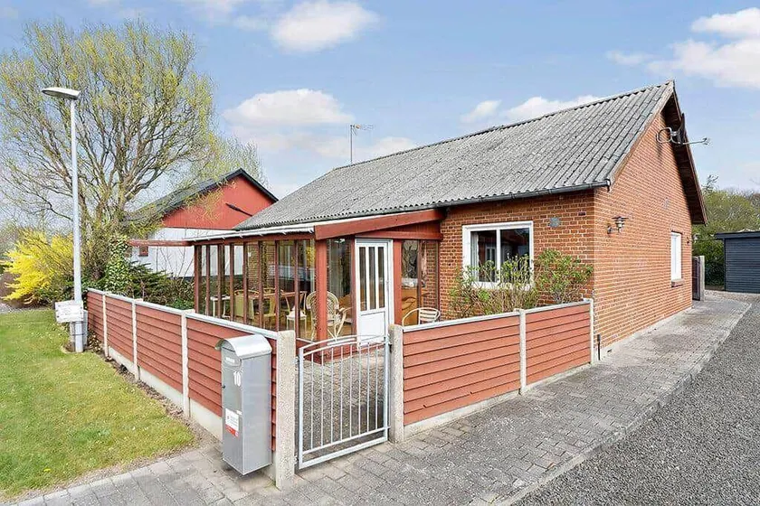 House with terrace, garden & BBQ - Image 1