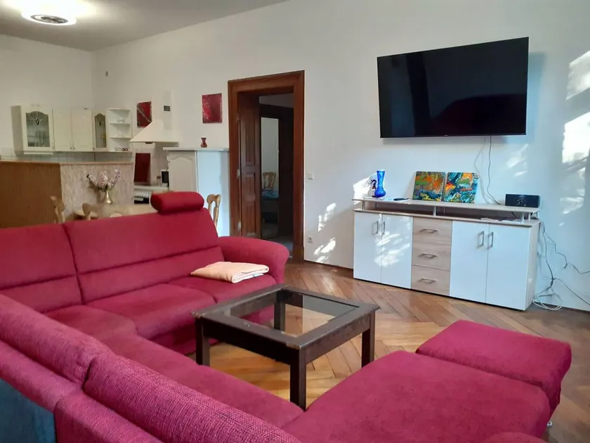 Apartment with garden - Image 1