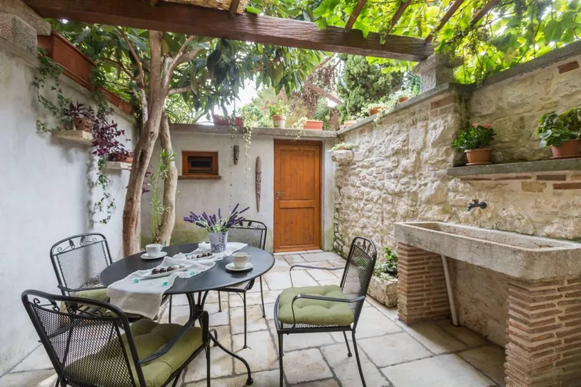 Unique flat in the centre of the old town of Porec just 150 metres from the beach with Mediterranean garden - Image 1