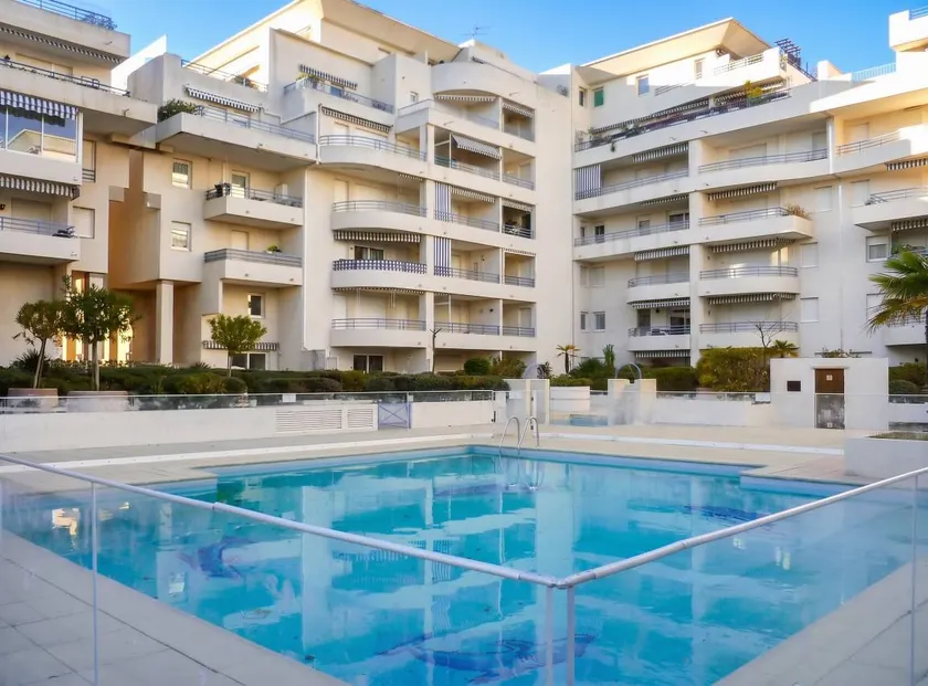 Flat with pool | City view - Image 1