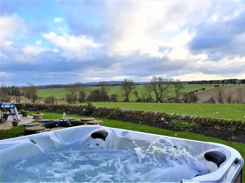 Children-friendly cottage with jacuzzi, barbeque & garden | River view | Pets allowed - Image 1