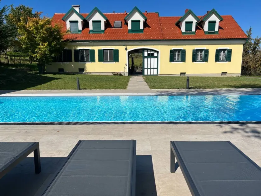 Holiday apartment with terrace, heated pool & barbecue - Image 1