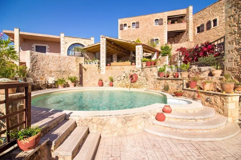 Charming villa with barbeque & pool - Image 1